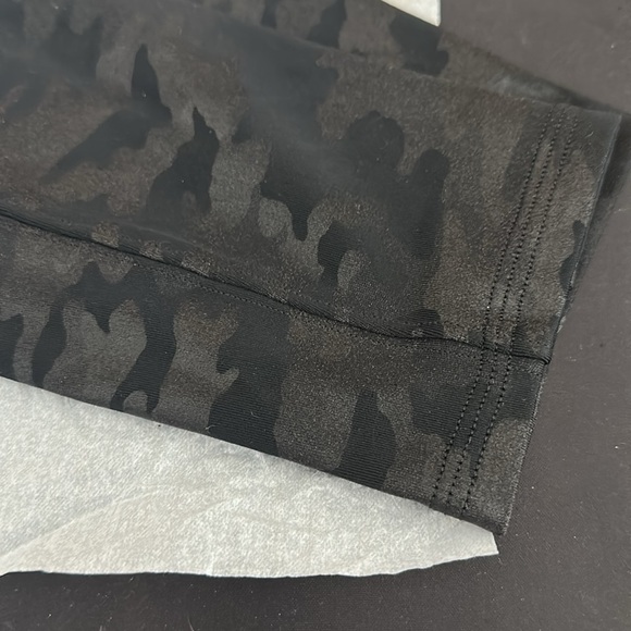 ⭐️SALE⭐️ SPANX Black Camo Leggings Size Large EUC - Picture 10 of 10
